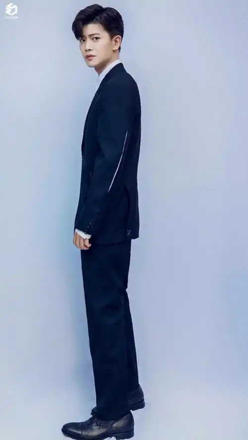 辛苦超丝多多互冻啊肩宽腿长九头身,神仙比例是我们嘉哥哥了任嘉伦