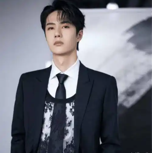 同是花样穿西装,王一博气质特别惊艳,而肖战却一言难尽?