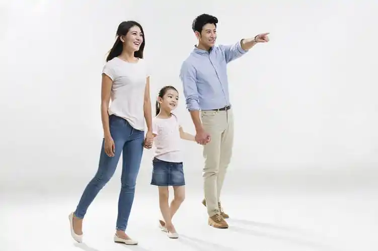 东方人,儿童,成年人,三个人,家庭,丈夫,妻子,父母,母亲,父亲,女儿,站