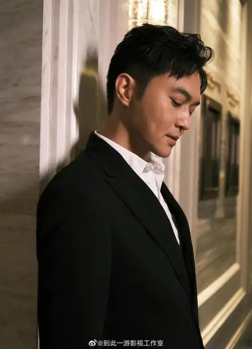 张智霖西装高清大图,来看真正的贵公子!给工作室加两个鸡腿