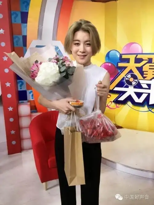 李嘉格宣传《四格》人气旺 "格爸爸"微博晒格格青涩少女照