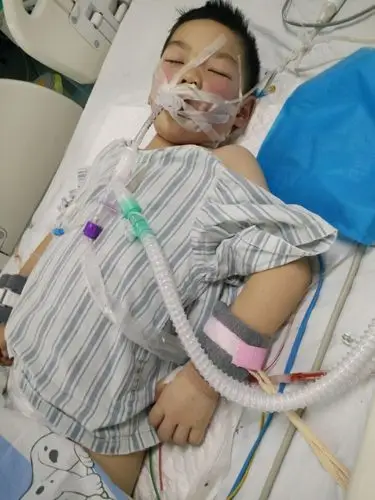 6岁儿童,正在重症监护室治疗中