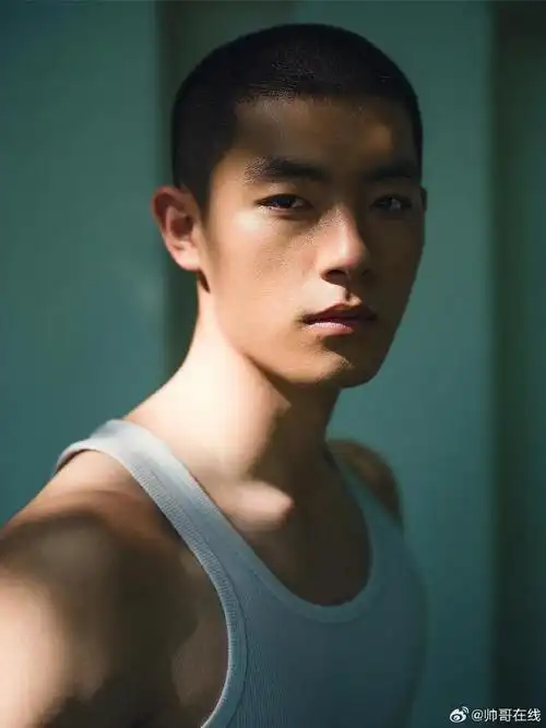 高颜值帅哥超话#寸头帅哥##寸头#肌肉帅哥营超话男生写真超话对于寸头