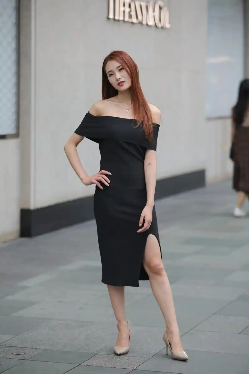 街拍:非常高挑的美女,细白娇嫩的皮肤有如凝脂般的诱人