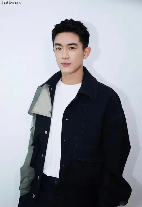 林更新身穿拼接外套内搭白色t恤帅气利落