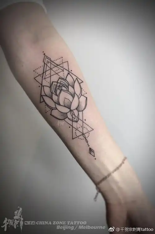 小臂黑灰几何风莲花纹身图案