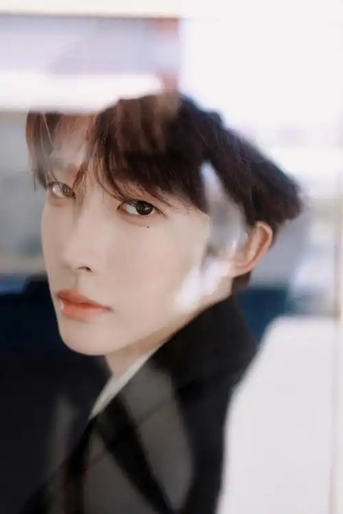 刘宇微博电影之夜造型图##刘宇短款黑西装造型