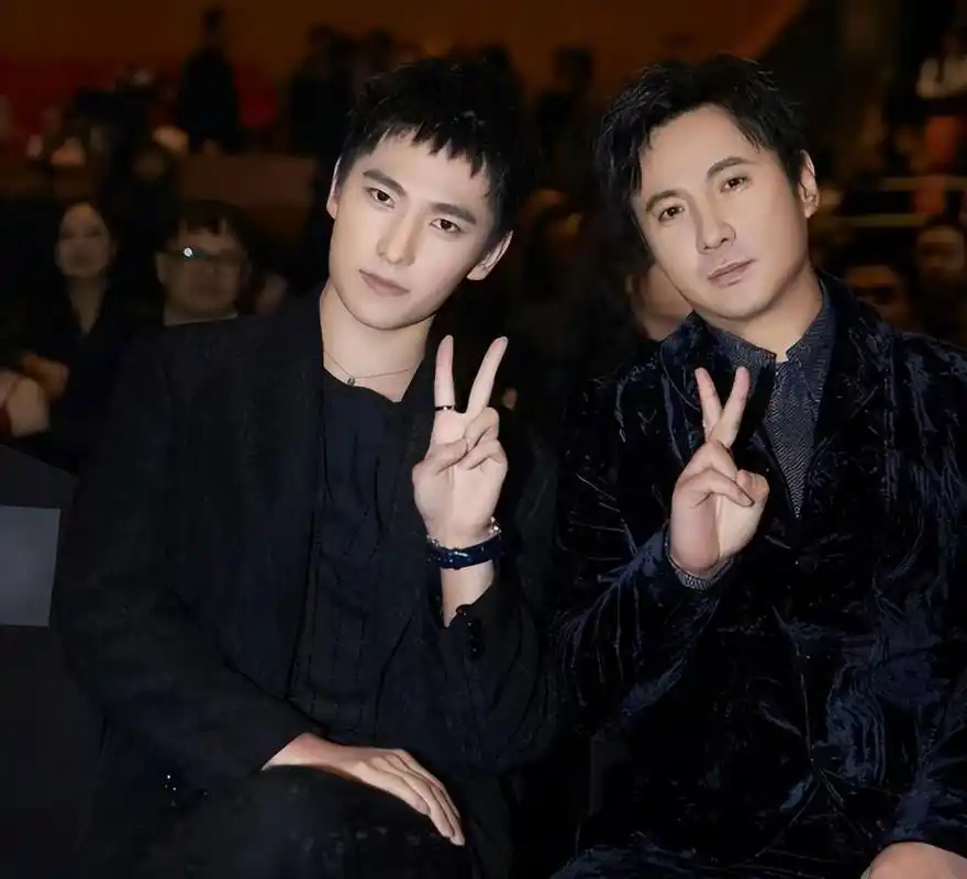 谁才是"军艺校草"?沙溢沈腾杨洋晒照互相揭短,岳云鹏评论亮了