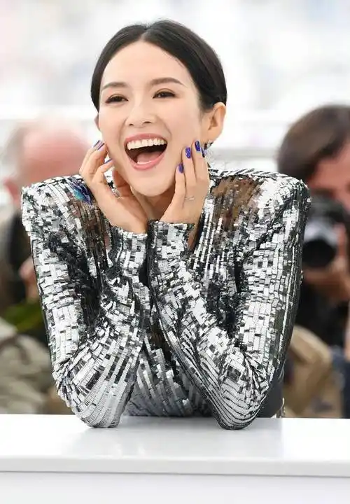 这件漂亮又个性的装扮一般人很难驾驭,但章子怡却完美地展现了他的