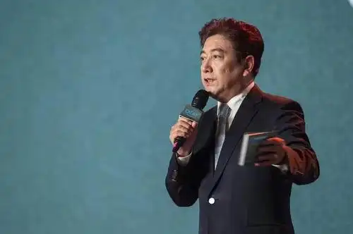 著名主持人水均益