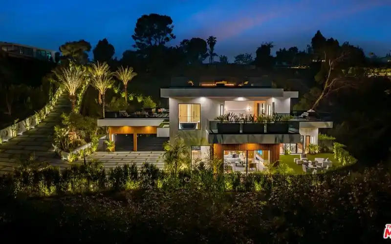 位于洛杉矶bel-air的一座新建的开放式现代豪宅|924 linda flora dr