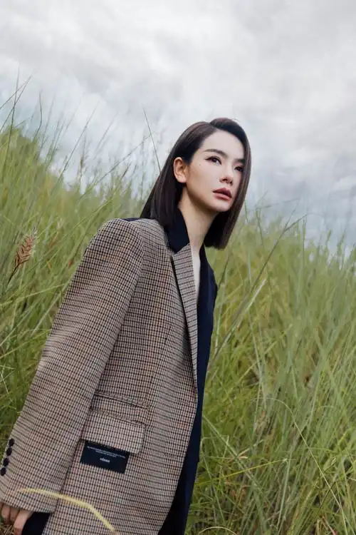 戚薇拼接西装干练性感写真