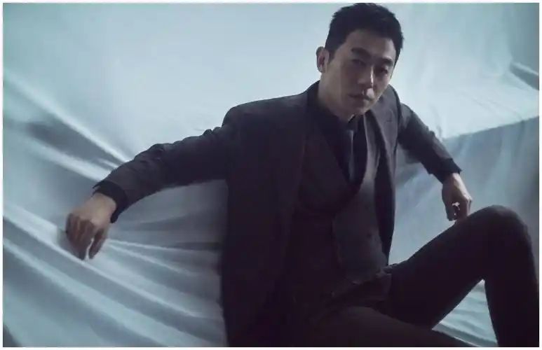 朱亚文不愧为"行走的荷尔蒙",all black造型好性感,魅力十足_衬衫