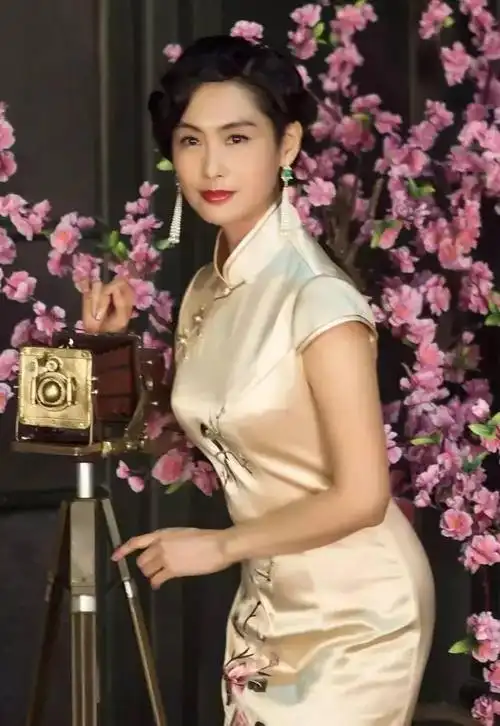 曾经的"紫霞仙子",如今的旗袍佳人,朱茵还真是明艳动人啊!