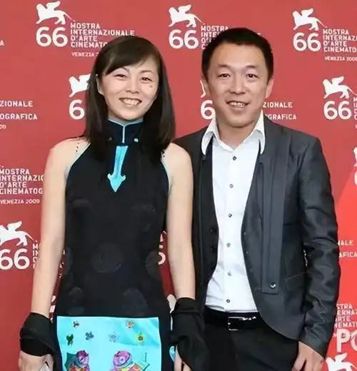 回顾黄渤被林志玲公开求爱成名后和素人妻子结婚两人恩爱至今