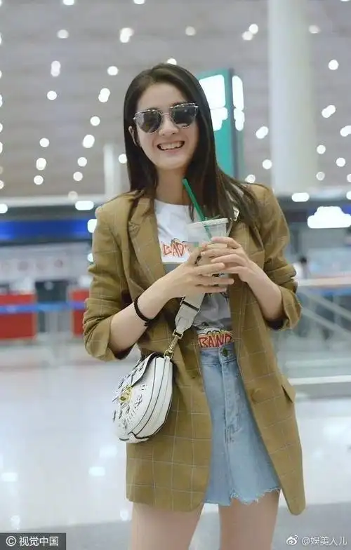 张雪迎日常照(张雪迎机场简单朴素穿搭)(5)