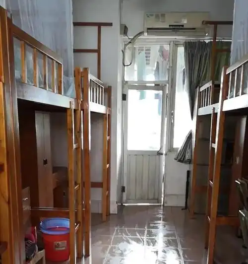 广东广雅中学:独立卫生间,空调,热水设备;深圳实验学校:有电扇,空调