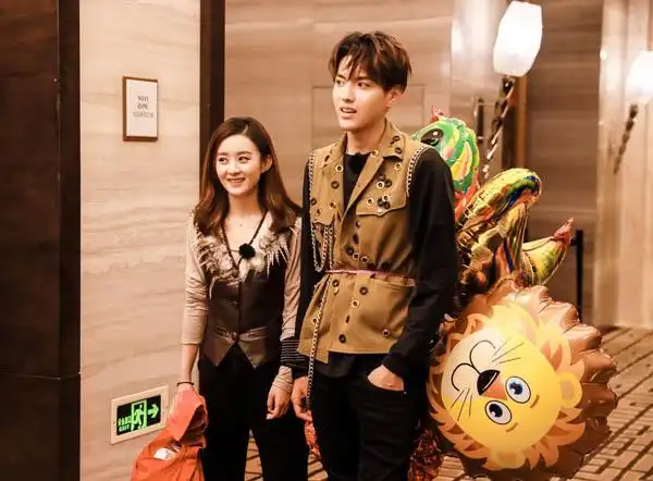 赵丽颖吴亦凡同一航班 感情空白还没遇到对的人