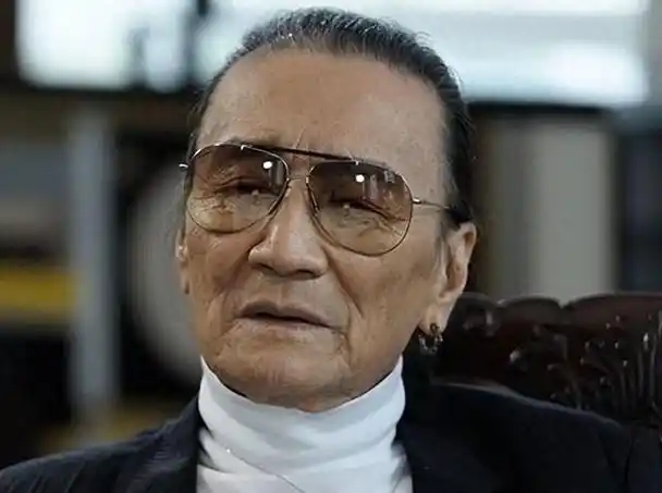 谢贤墨镜一戴40年,连亲近都不拿下,露真面目后才理解为何一贯戴