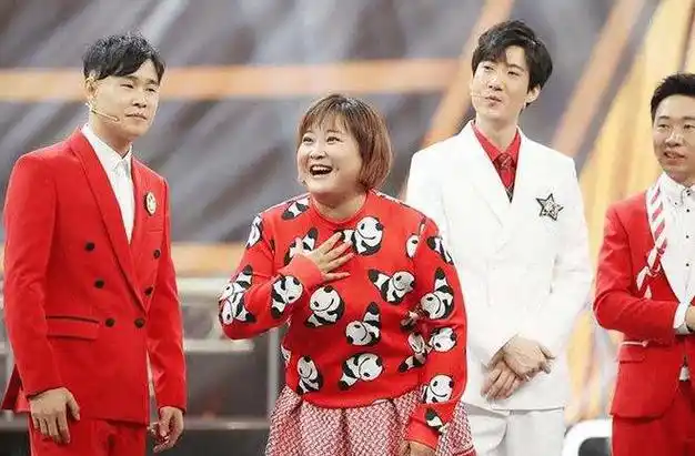 关晓彤用"贾玲"造句,谁注意她加了一个字,网友:修养装不出来的