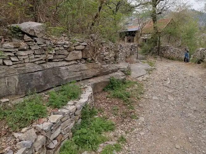 青洲市西南大山里的一古老农村(井塘古村落)