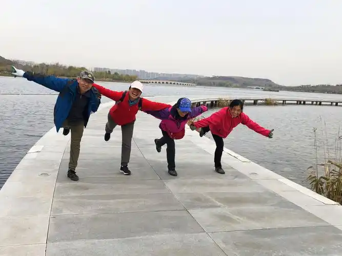 摆个啥造型好呢,我们想起这个小鸟飞的瑜伽动作.