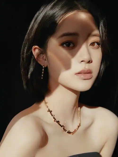 欧阳娜娜chaumet珠宝蜂芒