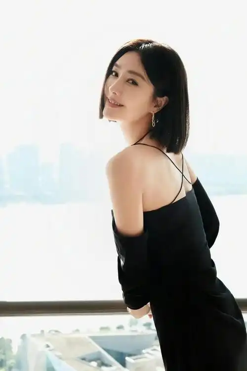 论冻龄只服秦岚穿小黑裙露锁骨和直角肩身材比年轻姑娘还好