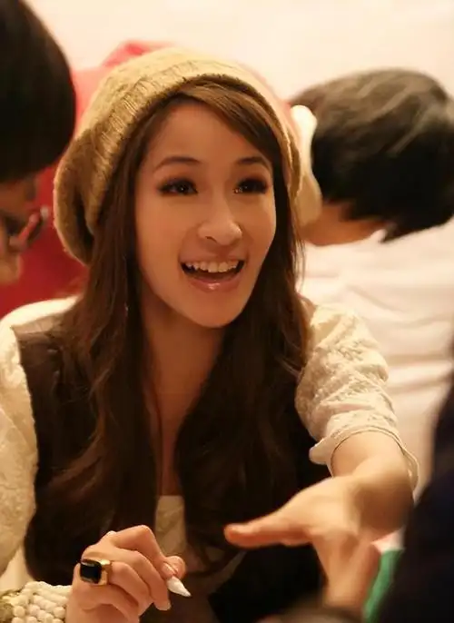 19年换17个男朋友,43岁萧亚轩脸尖下巴突,网友:纵欲过度的代价|分手