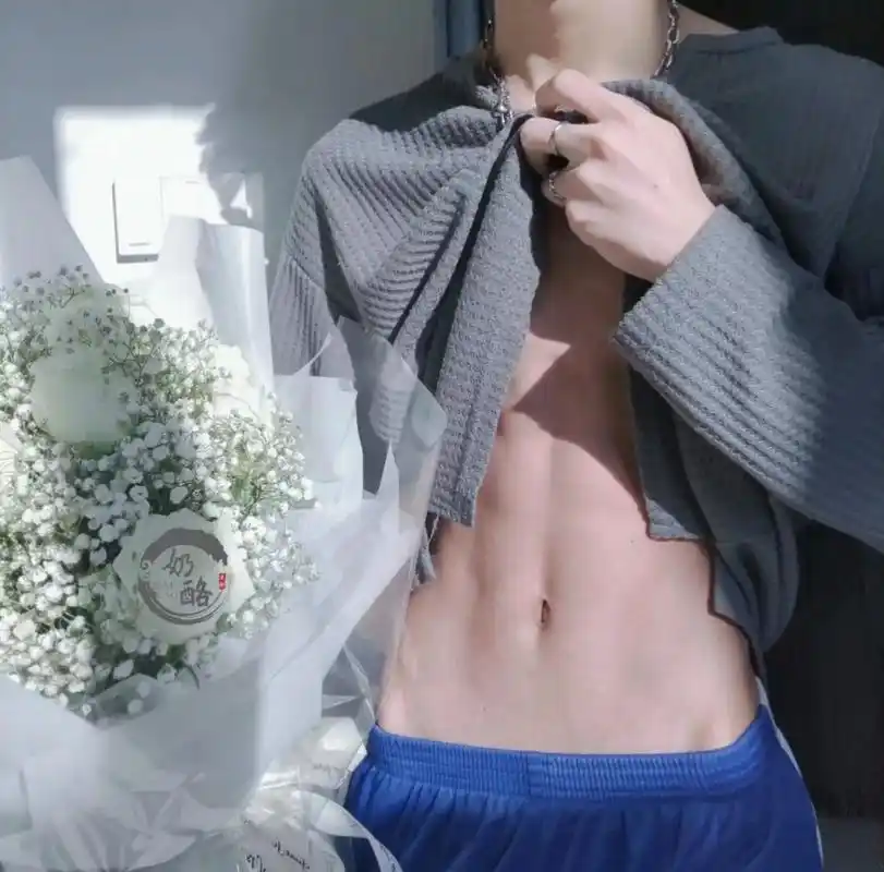 山茶花还是白玫瑰香.#上热门 #腹肌 #禁欲系 #薄肌男孩 - 抖音