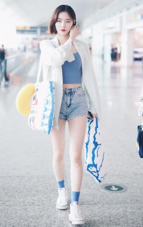 许佳琪终于放开大胆挑战短款内搭秀出巴掌腰像被上帝吻过