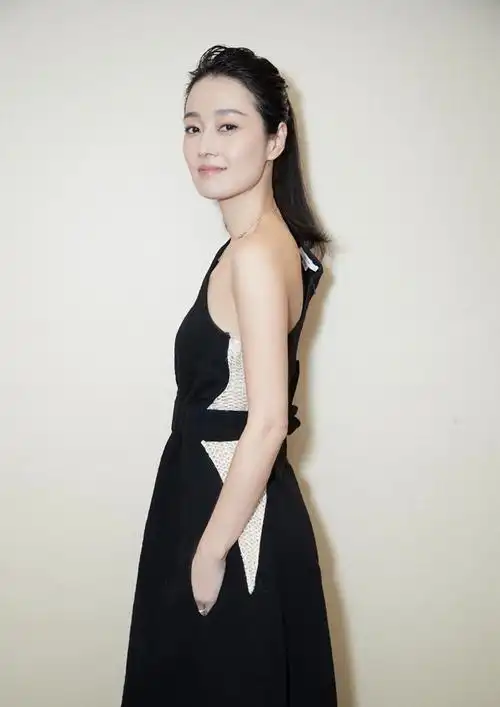 马伊琍出席活动,一身蕾丝西装知性优雅,41岁了还这么美!