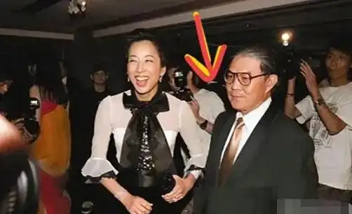 霍启刚晒全家福朱玲玲霍震霆同框表情耐人寻味郭晶晶未现身