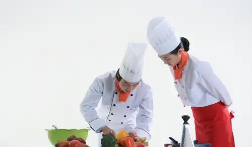 厨师为什么要戴那么高的帽子炒菜?看完又长知识了!