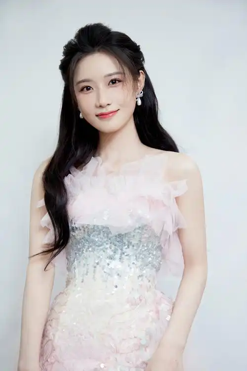 陈意涵星光心动舞台##陈意涵粉色星河礼服