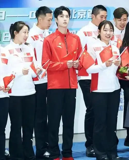 耐克在新疆棉花丑闻曝光后,在别的艺人还在等待结果的时候,王一博直接