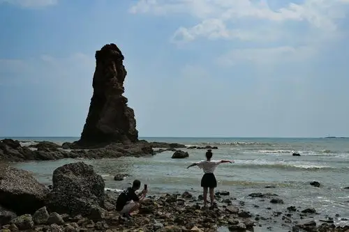 相传石老人是坐在午山脚下的一个勤劳善良的渔夫,与美丽的女儿