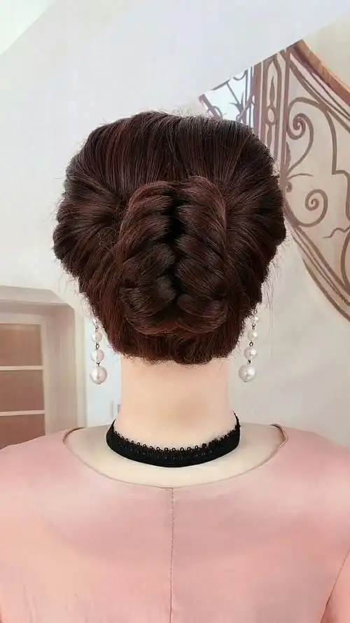 百搭盘发,参加宴会这个盘发也是可以的哦!