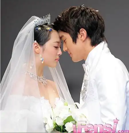 崔始源与崔雪莉最新安德烈金秀场 扮华美贵族