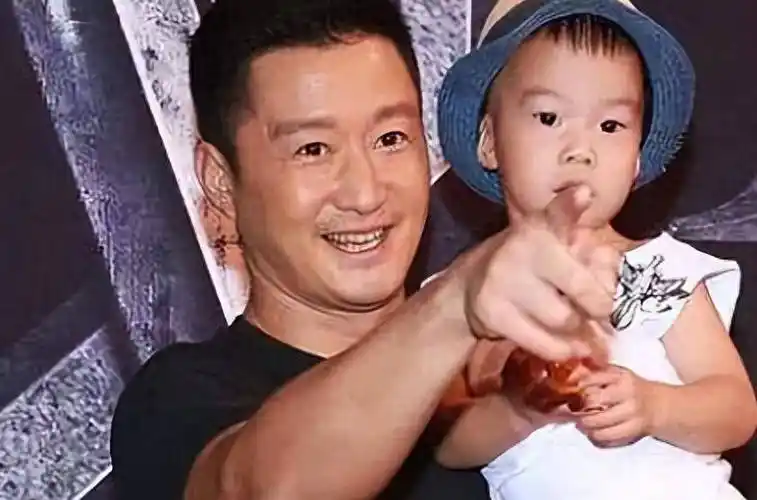 吴京孩子叫无所谓,靳东孩子叫靳小爷,但都败给了冯绍峰儿子名字_人们