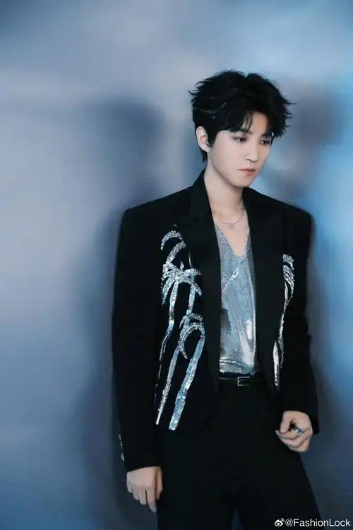 王俊凯丨舞台造型78    青涩少年爆改贵气小王子,舞台耀眼夺目,一股