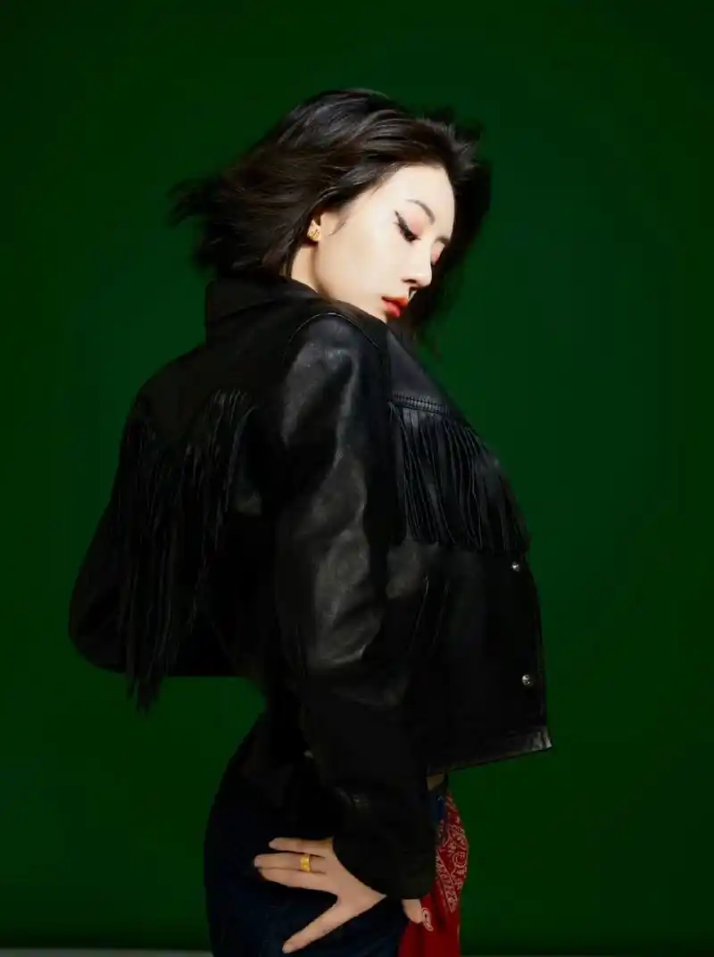 性感火辣的#李溪芮# 肤白貌美,五官精致,烈焰红唇,风情万种,美艳动人.