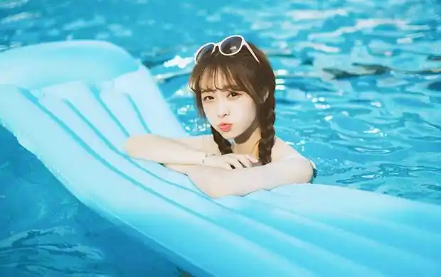 游泳池里可爱呆萌妹子