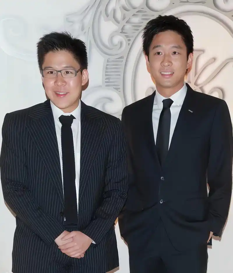 霍启刚和霍启山兄弟两人出席活动时的美照,不得不说两兄弟实在帅气.