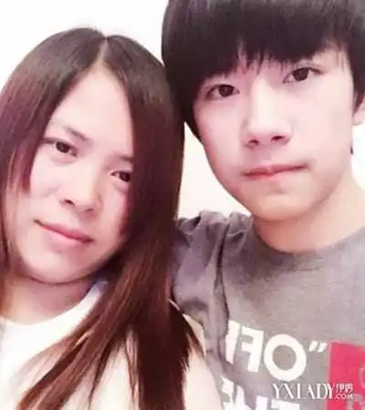 易烊千玺妈妈和爸爸照片曝光 揭秘易烊千玺的女友到底是谁