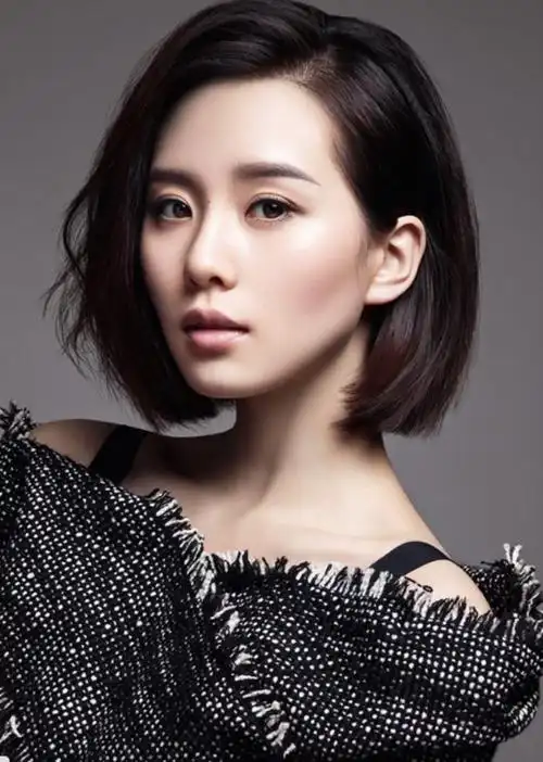 刘诗诗短发造型干练洒脱,但是和戚薇相比却相差一大截