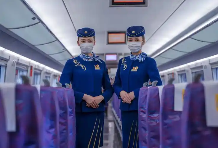 藏蓝色大衣搭配金色条纹丝带 高铁乘务员换冬装了