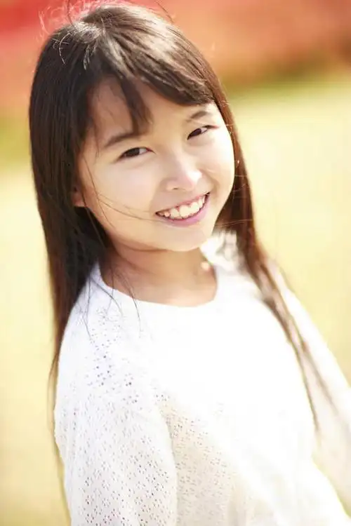 仅一个人,阴影,服装,朦胧,模糊,光线,影子,扭头,注视,休闲装,黄种人