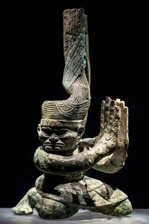 托尼老师坐不住了!三星堆出土中分发型人物……网友:别挖了,历史书厚