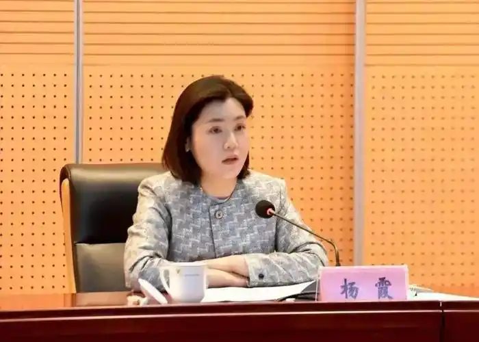 一扣课堂"专题教育开班仪式,区委常委,组织部长杨霞出席并作动员讲话